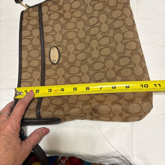 Coach Signature File Bag handbag in brown canvas with a two-tone pattern - Picture 12 of 14